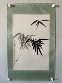 史树青，文物鉴定专家，国画墨竹镜心，史树青（1922年8月16日－2007年11月7日），男，1922年8月16日生，汉族，河北乐亭人。当代著名学者，史学家、文物鉴定家。1945年毕业于北平辅仁大学中文系、同校文科研究所史学组研究生。工书法，精鉴赏，尤以考古鉴定驰誉中外。