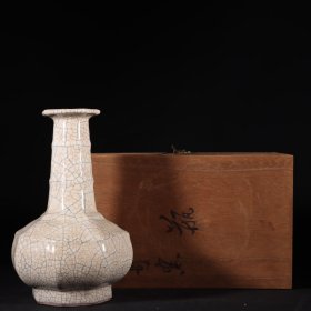 旧藏宋代哥窑月白釉“寿成殿款”弦纹八棱瓶