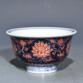 明宣德青花矾红花卉纹压手杯，高5.3cm直径9.5cm