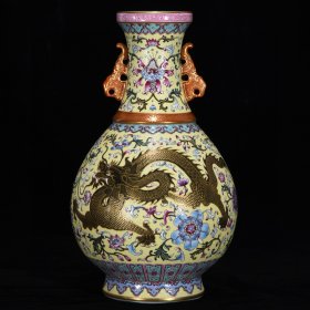 清乾隆粉彩爬花描金龙纹双耳瓶。高32厘米，直径19厘米