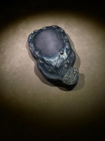 端砚,立体满工雕刻荷叶,雕刻精细逼真,维妙维肖栩栩如生。砚堂天然鱼脑冻、火捺。砚背部落款:黄任。砚长16.6厘米,宽9厘米,厚2.6厘米