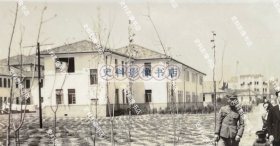 【南京史料】1940年代早期 南京国立中央大学校园内行走的日军第15师团军医部军官与日伪医疗人员及其家属 原版老照片一枚（1937年，日军占领南京，民国最高学府国立中央大学被日军用作陆军医院，昔日莘莘学子求学之地， 沦落为侵略军治病疗伤之所。）