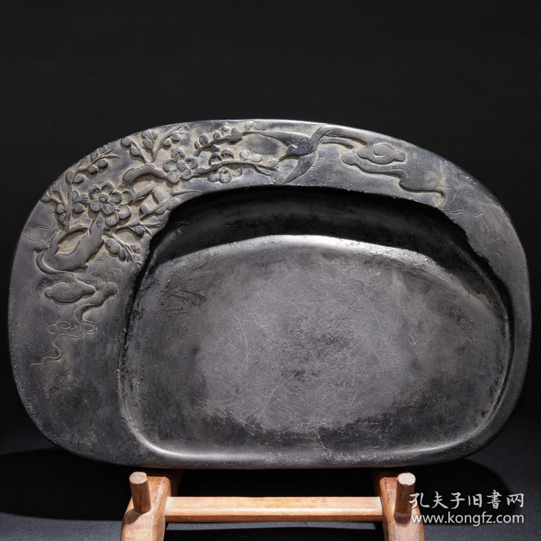 旧藏端砚：喜上眉梢 藏品大气饱满，石质细腻温润。雕刻花鸟，立体，形象，精美，线条婉转流畅，器身篆刻字体神韵飘逸，遒劲有力，此砚因长期研墨，砚堂边缘及墨池长期积累了一些墨渍，砚身亦带有少许墨渍，砚堂中央较为洁净。 款：周澍 尺寸：长27.7cm，宽18.6cm，厚3.6cm，重3.35kg
