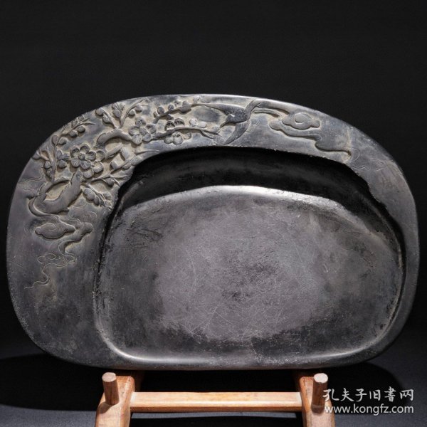 旧藏端砚：喜上眉梢 藏品大气饱满，石质细腻温润。雕刻花鸟，立体，形象，精美，线条婉转流畅，器身篆刻字体神韵飘逸，遒劲有力，此砚因长期研墨，砚堂边缘及墨池长期积累了一些墨渍，砚身亦带有少许墨渍，砚堂中央较为洁净。 款：周澍 尺寸：长27.7cm，宽18.6cm，厚3.6cm，重3.35kg