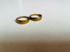 应该是早期的铜制戒指、一对、图案精美、全新黄亮、非常漂亮、未使用过