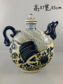 旧藏：青花凤首抱月执壶
 规格：高37厘米 宽35厘米
 简介：执壶嘴为凤首，凤身花纹布满壶的上部，下部为花纹，手工制胎，手工绘画，胎体厚重，底部有火石红，品相完美，成色如图，收藏佳品！！！