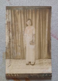 民国原版老照片一张 旗袍皮鞋美女照 约11*7厘米