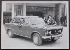 老照片，八十年代，美女与小轿车（车牌照31-29420）