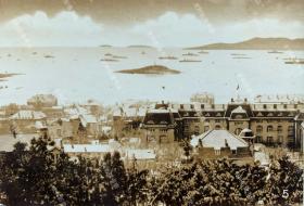 【青岛旧影】抗战时期 从观象山远眺胶澳总督府大楼建筑群及小青岛等风景 原版老照片一枚