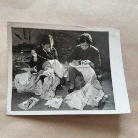 新华社稿黑白照片1957年，缝纫【24】