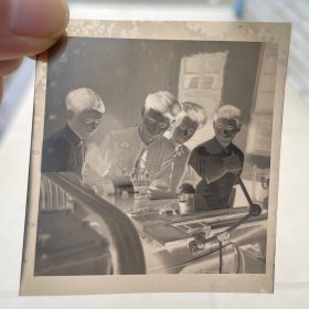 忠诚党的教育事业的钢铁战士——艾祖信 （艾祖信同志在校办工厂劳动，照片底片）汉寿文化馆供稿，六七十年代