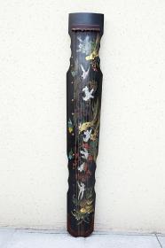 珍藏木胎漆器彩绘镶贝壳民族古琴乐器，古琴长度123厘米，宽20厘米，厚10厘米，