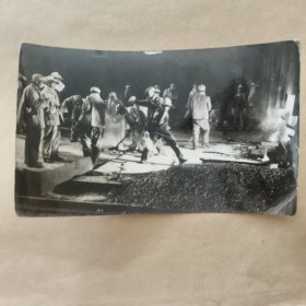 报社流出60年代黑白照片，钢厂炉前工人【21】