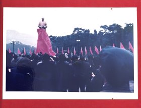 1993年12月20日上午韶山毛泽东纪念馆前铜像揭幕原版老照片一张，韶山毛泽东广场铜像由著名雕塑大师、中国美术馆馆长刘开渠和他的高足一级美术师程允贤设计，国家一级企业、航空航天工业部南京晨光机器厂铸造