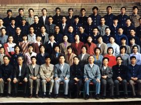 1987年全国农业机械化管理统计工作会议全体代表在广西梧州市中山纪念堂合影老照片