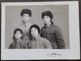 老照片，1971年，北京东风照相馆拍摄，女军人，家庭合影照