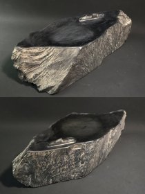 旧藏歙砚 天池石壁，一方独石，抱朴藏拙，浑然卧于案上，天然石皮苍然如旧衣，裹覆其身，肌理沉厚，砚堂微凹，恍若天池，其上浮一叶孤舟，一老翁闲坐于上，雕刻简约，意境深远，石皮之上，铭文凿痕犹带霜刃气：“闲来荡个扁舟去只钓游鱼不钓名”，印：雪舟（王绪）。收藏赏用珍品。 尺寸：30/10.5/11cm。重5公斤。