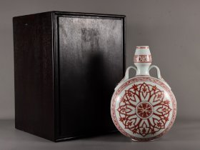 旧藏大明宣德年制款凡红花卉纹抱月瓶
尺寸高28.3口径3.5底径6.5公分