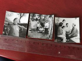 1980年前后，全国治安先进人物、淮南九龙岗站后居委会主任施胜贵大娘，社区工作协助居民老照片三种（210321）