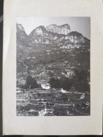 青藏高原旧影老照片：大山脚下的建筑。带底板。