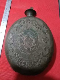清代俄国起鼓花纹酒壶，21*15*3.5厘米