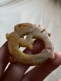 古董玉器和田玉龙形佩，细节见图。玉质温润，带有自然沁色