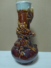 瓷塑龙瓶