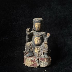 大家好，一件古老的木雕造像，威武霸气，衣雕灵动。表面鎏金，品相如图，高24cm，宽13cm，厚8cm。古旧物品卖出不退，适合收藏或摆设，期待有缘人。材质实木，造型精美，细节请看图。感兴趣的朋友可以联系我哦～