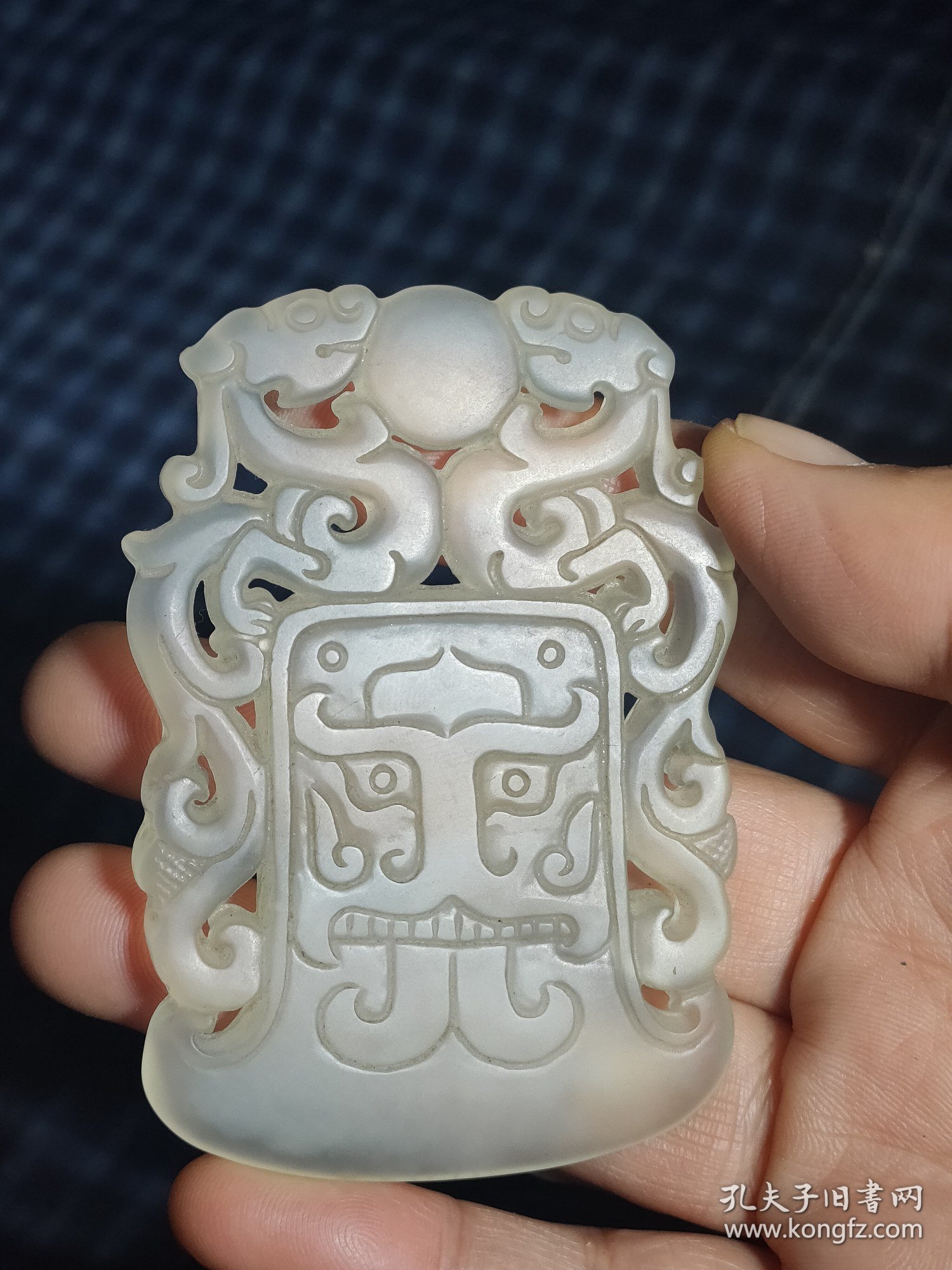 和田玉手工雕刻双龙戏珠玉佩一个，雕工精致，包浆油润，沁色自然，玉体通透，刻画形象细腻逼真，栩栩如生，手感圆润，品相完整，成色如图