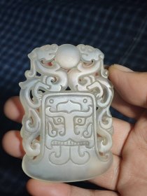 和田玉手工雕刻双龙戏珠玉佩一个，雕工精致，包浆油润，沁色自然，玉体通透，刻画形象细腻逼真，栩栩如生，手感圆润，品相完整，成色如图
