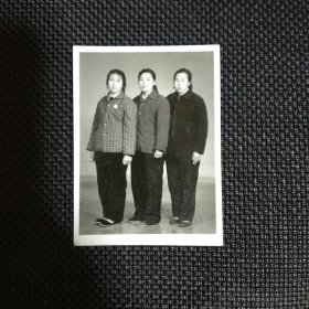 黑白老照片相片7.7*5.8（约六七十年代自定）妇女三人相戴主席像章。