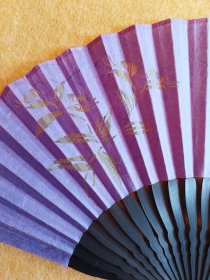 浮世之华 日本京扇绢纸扇 剪影紫色，展幅约40Cm 高21.5Cm 竹扇骨 。几乎全新品，没有使用过。实价不议不包不退换！回流品勿求完美哈
