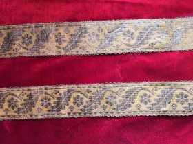 清代织锦两条（细小的金属片和黄色线，正面和反面图案不同，每条长105厘米，宽6.3厘米，净重67克）