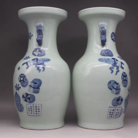 清青花博古纹双耳瓶一对