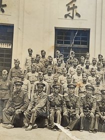 50年代中国人民解放军着55式尉官和校官军装与佩戴船形帽战士军装合影照片(备注，照片是残片，右边部分缺失)
