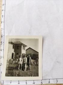 一本绝对美女李洛仙相册中的照片:50年代初绝对美女李洛仙和姐妹照片(一家几人全是大辫子美女)