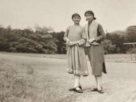 建国初期高挑美女老照片(衣服有特色)