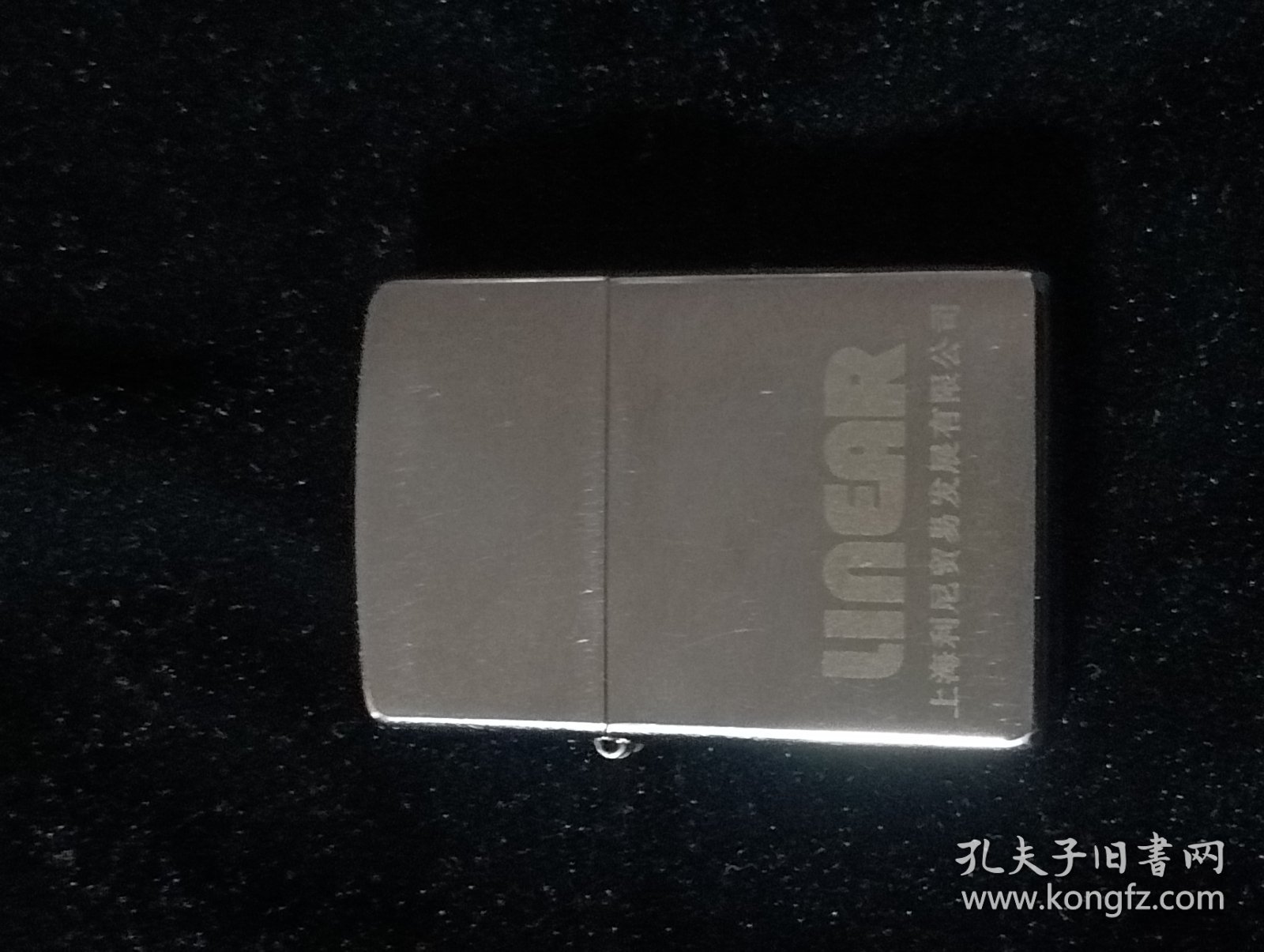 Zippo打火机，底部和内胆都有ZIPPO USA字样，但外面却有中文不知是怎么回事？开合声音清脆没毛病，宽3.8公分厚1.3公分高5.7公分，有轻微使用痕迹，超低价转让，实物如图所示藏品转让不退换请理解非偏远包邮。