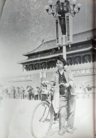 女青年推着自行车在天安门前留念 老照片