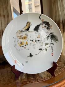 落款是画家刘志坚的瓷盘一个