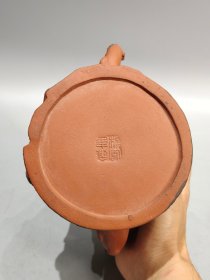 老珍藏，《楊鳯年製》底款，盖款［鳯年］，松桩老紫砂壶一把，包浆自然，保存完整，收藏的佳品。