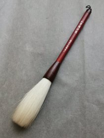 湖州千金湖笔厂的一号笔随心运，羊毫兼毫毛笔，木制笔斗和笔杆，峰长11.3，直径2.2厘米，羊毫占九五成，少量羊毛根加健，弹性比较好。