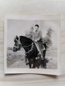 黑白老照片：青年骑马