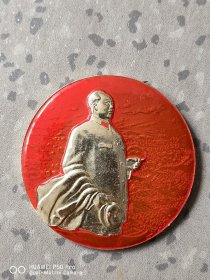 6厘米。右面半身抽烟拿帽风衣图案。为毛主席视察六省一市一周年敬制。包老保真怀旧
