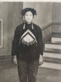 1964你美女普义诊着少数民族服饰照片