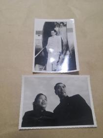 周总理和邓颖超照片 完整二张：（珍贵资料:应该为1977年1月前后冲洗，照片四周有花边，尺寸约123*90，93品）