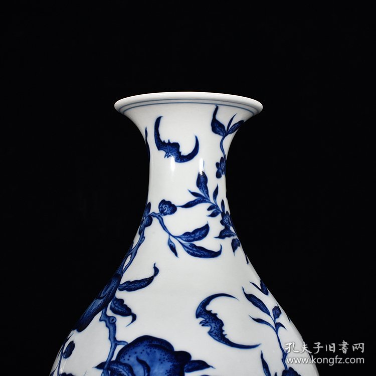 清乾隆青花福寿纹橄榄瓶 高36.5厘米 宽19厘米