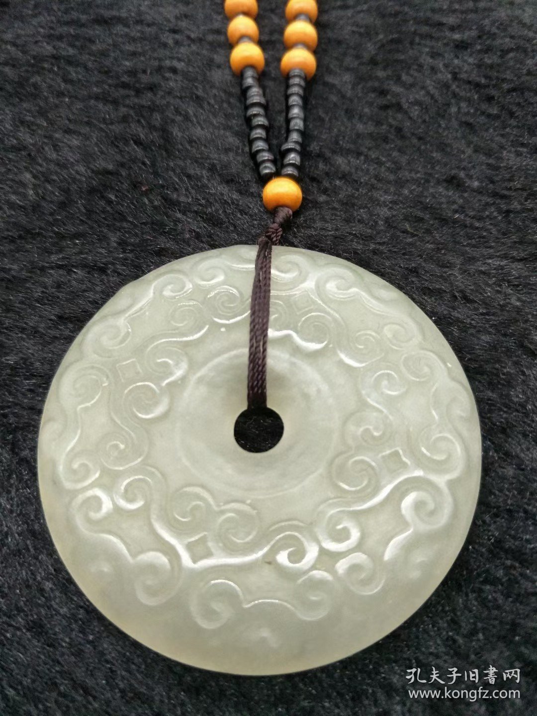 和田玉平安扣挂件。寓意好保平安，玉质细腻，雕工精美，古色古香，包浆醇厚，韵味十足