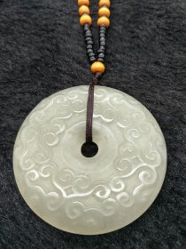 和田玉平安扣挂件。寓意好保平安，玉质细腻，雕工精美，古色古香，包浆醇厚，韵味十足