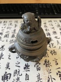 日本回流 精工 铜 香炉 三足 无款 厚壁 未见使用痕迹 很重 古朴 侧面有花鸟浮雕工艺 狮子钮
